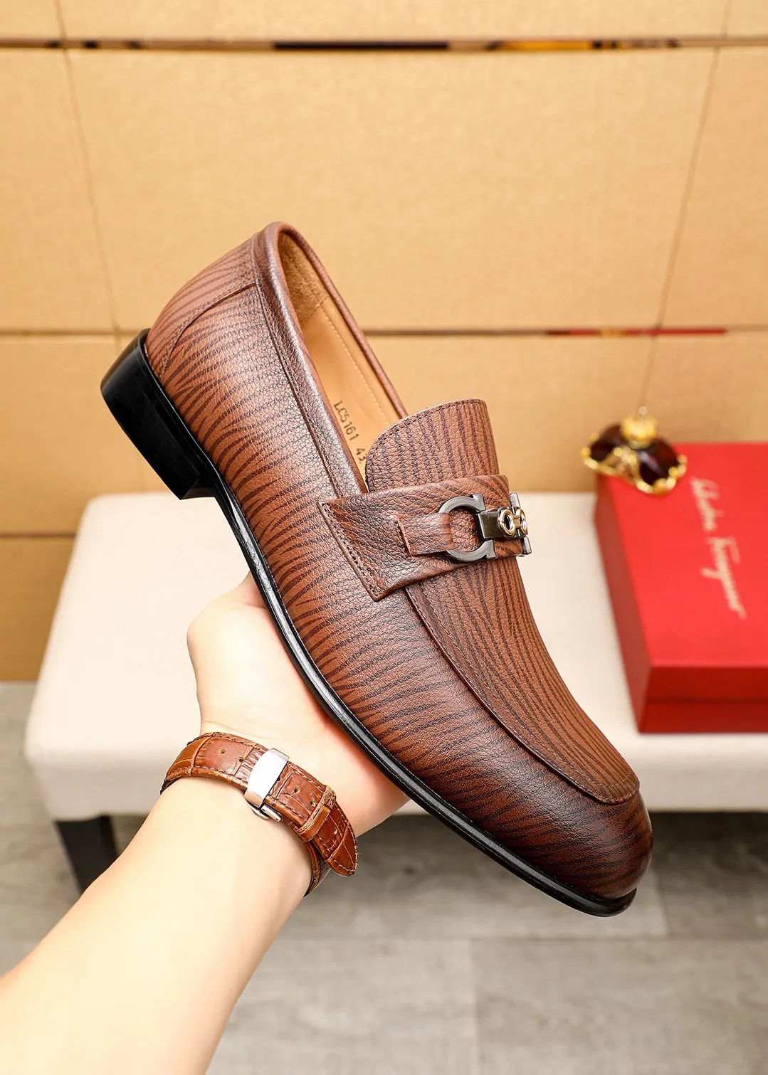 Men's shoes 💰462 💐 Product trademark: Ferragamo "Ferragamo" casual leather shoes Regular size: 38-44 (45.46.47🉑️Customized) Product materials: Selected imported calfskin upper + classic hardware buckle, imported water-dyed cow leather lining. Strong three-dimensional visual effect, original outsole color: 1⃣️color optional
